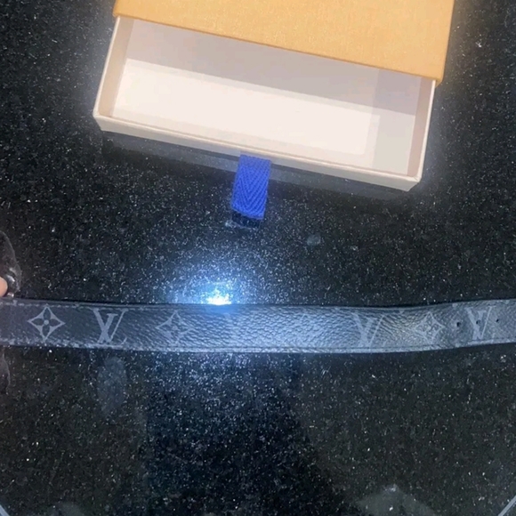 LOUIS VUITTON SIGNATURE LV STATEMENT PIECE PRISTINE CONDITION - Picture 2 of 4